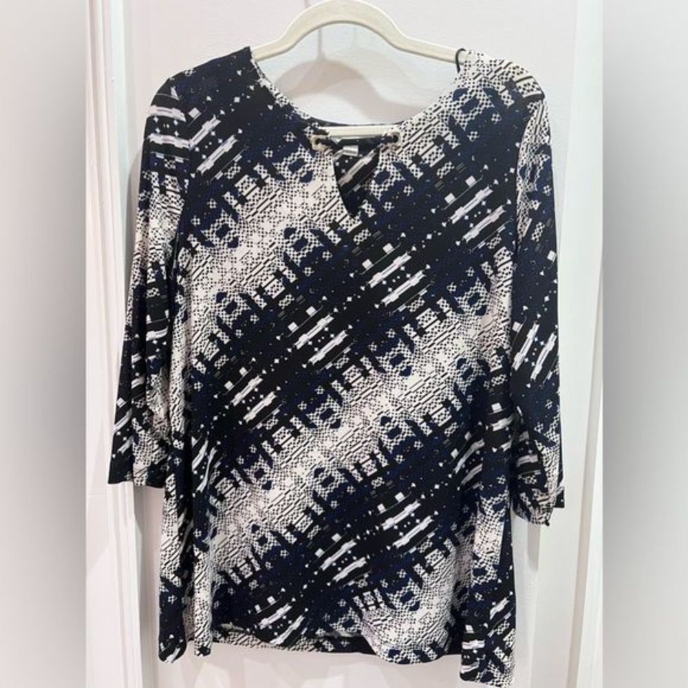 Cute work or evening blouse Dana Buchman L NWOT